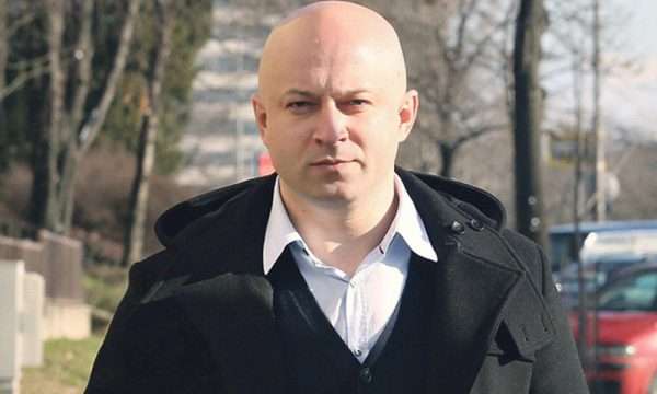 Serbia injoron sanksionet e SHBA-së, vazhdon t’i japë tenderë Zvonko Veselinoviqit