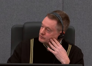 Gjykatësi Barthe nis i pari pyetjet, mbrojtja e Thaçit dhe Veselit përgjigjen: Ligji parasheh se mund të arrestohen persona që shihen si rrezik i sigurisë