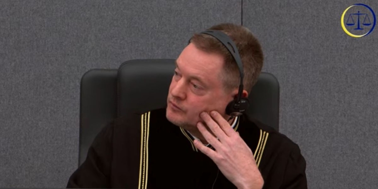 Gjykatësi Barthe nis i pari pyetjet, mbrojtja e Thaçit dhe Veselit përgjigjen: Ligji parasheh se mund të arrestohen persona që shihen si rrezik i sigurisë
