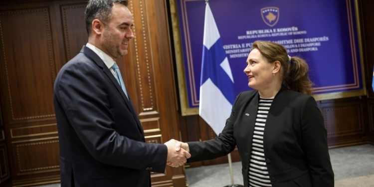 Konjufca takon ambasadoren finlandeze, flasin për njohjen e patentë-shoferëve