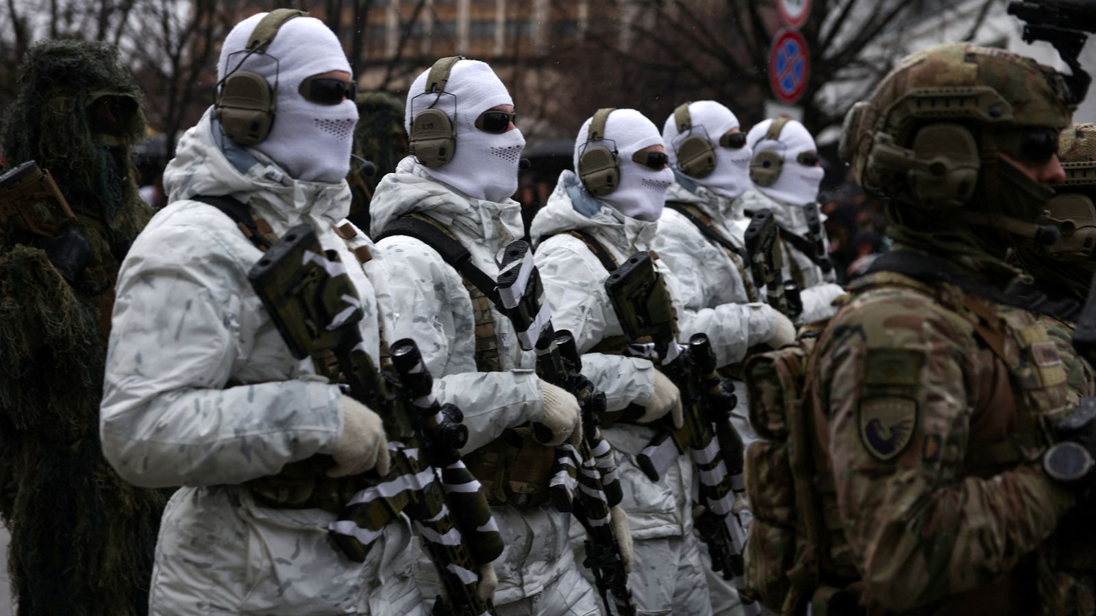 “Sky News” përzgjedh fotografinë e ushtarëve të Kosovës si imazh i javës