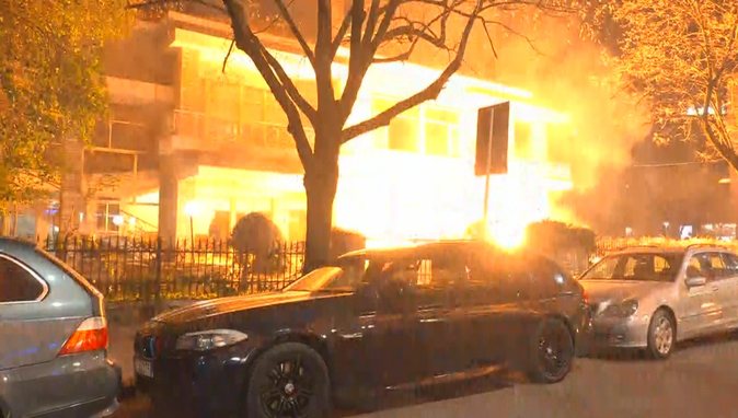 Ish-vila e Enver Hoxha në flakë gjatë protestës së opozitës