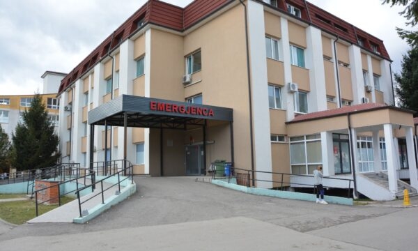 Punëtorët teknikë të Spitalit të Përgjithshëm të Gjakovës nisin grevën