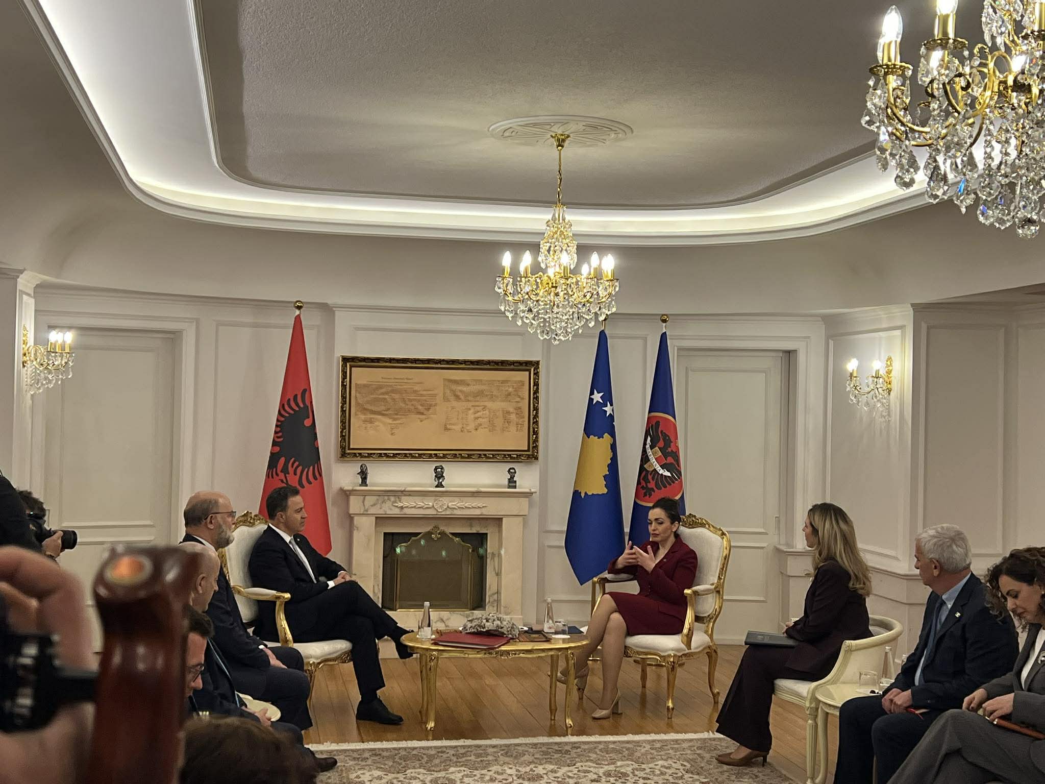 Kryeparlamentari Peleshi takohet me Osmanin, nuk prononcohen për media