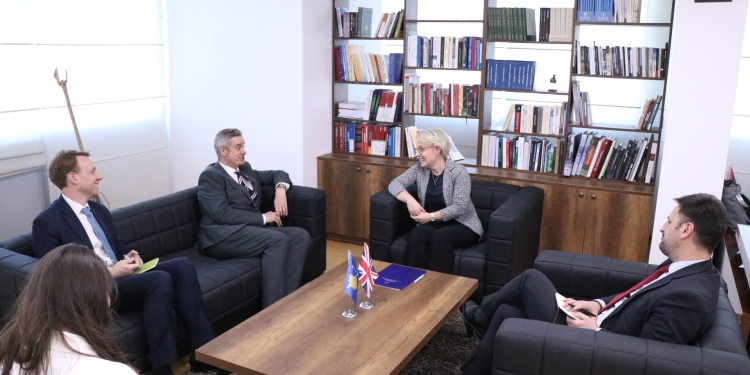 Hargreaves, Gërvallës: E rëndësishme të zgjidhen shpejt sfidat politike që të përparojë Kosova