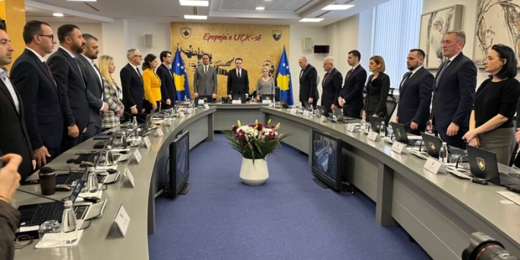 Mbledhja e Qeverisë nis me një minutë heshtje për tre kosovarët e vdekur në Austri