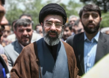 The Sun: Mojtaba Khamenei u plagos rëndë në sulmin ku iu vra i ati, mbahet në jetë me aparatura
