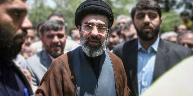 The Sun: Mojtaba Khamenei u plagos rëndë në sulmin ku iu vra i ati, mbahet në jetë me aparatura