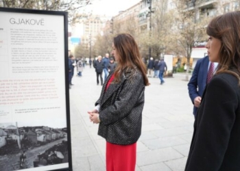 “Nuk është e lehtë të ecësh mes këtyre dëshmive”, Haxhiu lartësonte Gashin si ekspozues të dëshmive