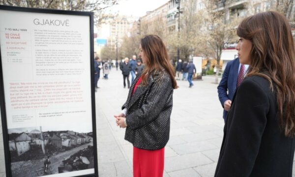 “Nuk është e lehtë të ecësh mes këtyre dëshmive”, Haxhiu lartësonte Gashin si ekspozues të dëshmive