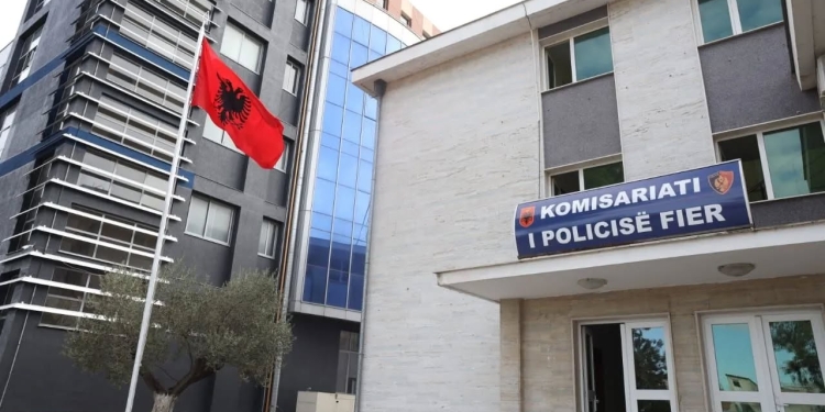 Krim i rëndë në Fier, burri vret gruan më pas dhe veten