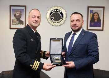 Maqedonci pret shqiptarin që drejton anijen luftarake amerikane USS Pearl Harbor, flasin për avancimin e sistemit të mbrojtjes
