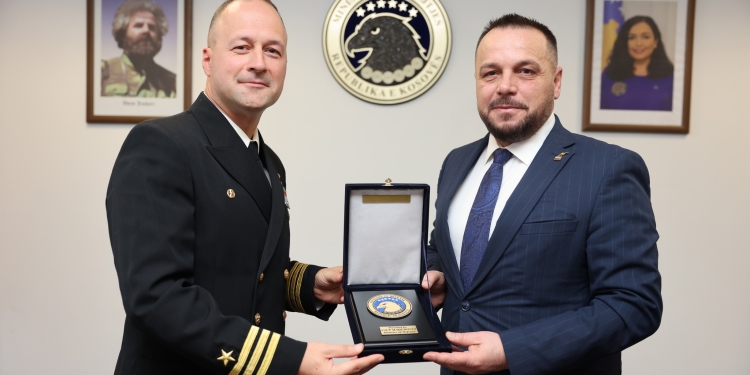 Maqedonci pret shqiptarin që drejton anijen luftarake amerikane USS Pearl Harbor, flasin për avancimin e sistemit të mbrojtjes