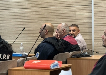 “Kobra” i buzëqeshur në sallën e gjyqit me pranga në duar