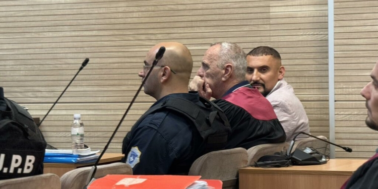 “Kobra” i buzëqeshur në sallën e gjyqit me pranga në duar