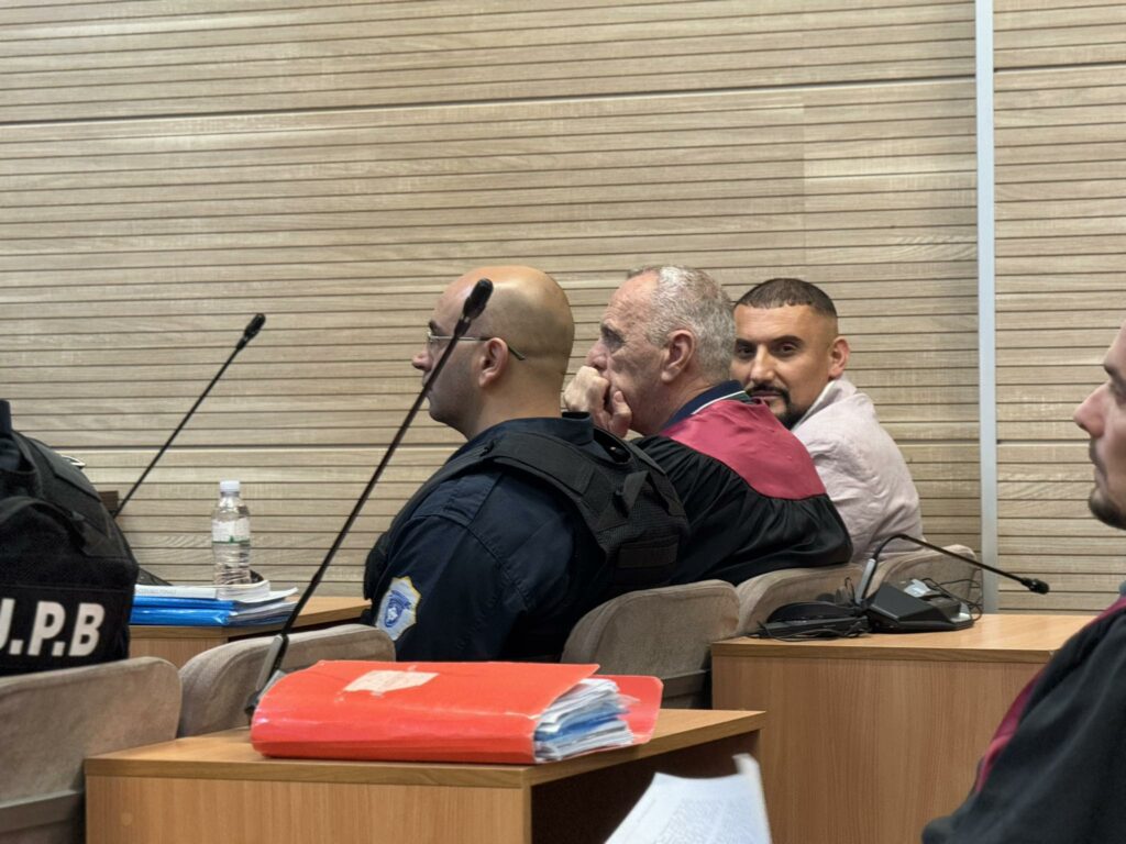 “Kobra” i buzëqeshur në sallën e gjyqit me pranga në duar
