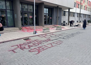 “Jashtë tradhtarët, poshtë tradhtarët” – Protestuesit hedhin ngjyrë të kuqe para hyrjes së Kuvendit
