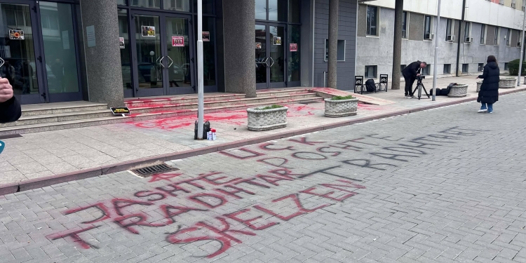“Jashtë tradhtarët, poshtë tradhtarët” – Protestuesit hedhin ngjyrë të kuqe para hyrjes së Kuvendit