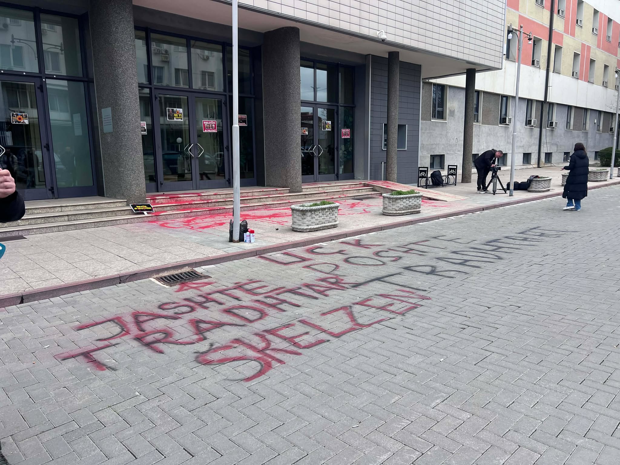 “Jashtë tradhtarët, poshtë tradhtarët” – Protestuesit hedhin ngjyrë të kuqe para hyrjes së Kuvendit