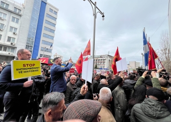 “Stop shtrembërimit të historisë”, protesta e OVL UÇK-së kundër ekspozitës së Shkëlzen Gashit
