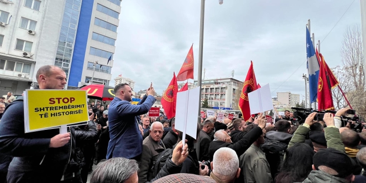 “Stop shtrembërimit të historisë”, protesta e OVL UÇK-së kundër ekspozitës së Shkëlzen Gashit