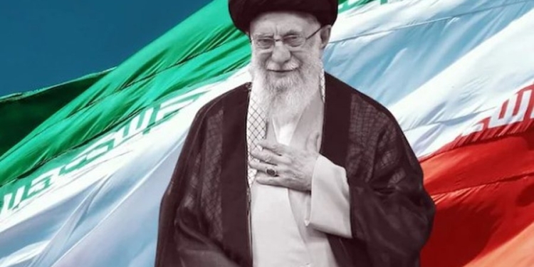Pse Ajatollah Khamenei e mbajti njërën dorë të fshehur nën pelerinën e tij për 45 vite?