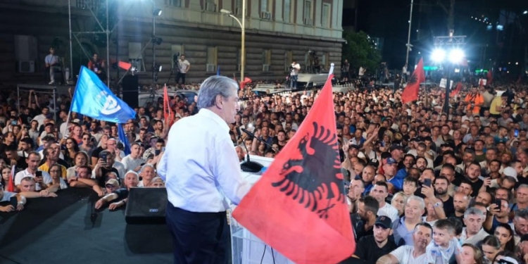 Hodhën molotovë gjatë protestës së opozitës, arrestohen 15 persona