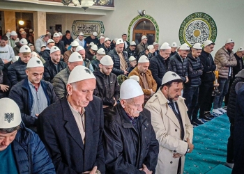 Besimtarët në Prizren falën Fitër Bajramin me plisa në kokë