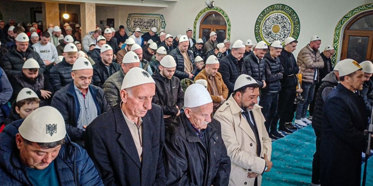 Besimtarët në Prizren falën Fitër Bajramin me plisa në kokë