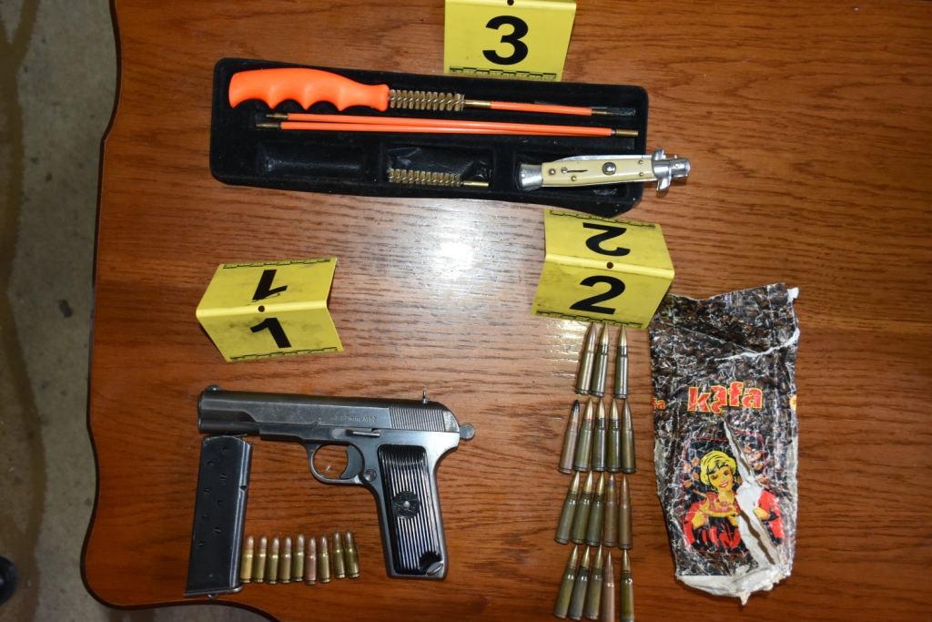 Sekuestrohen 5 armë zjarri në Pejë- Policia publikon pamje