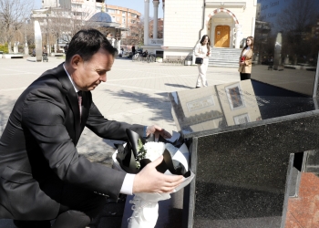Masakra në Tregun e Mitrovicës, Peci: Akt kriminal, i porositur nga regjimi i Millosheviqit