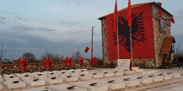 “Epopeja e Dukagjinit” përkujtohet në Deçan me aktivitete kulturore dhe përkujtimore