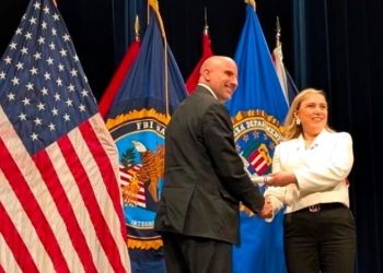Majorja kosovare nderohet nga FBI
