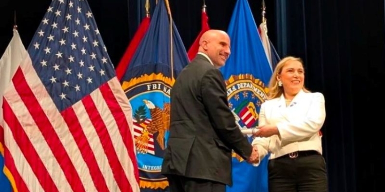 Majorja kosovare nderohet nga FBI