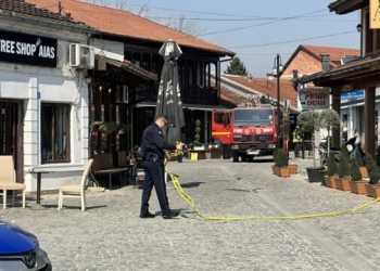 Qendra e Çarshisë së Vjetër në Gjakovë e boshatisur pas vrasjes së mëngjesit – pamje nga vendi i ngjarjes