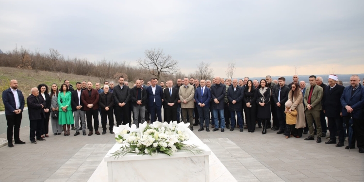 LDK bën homazhe te varri i ish-kryetarit të Istogut, Haki Rugova