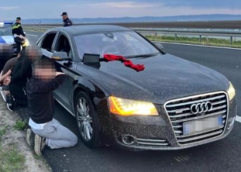 Mediat serbe raportojnë për arrestimin e katër shqiptarëve në Serbi, publikuan pamje me bluzat “Shqipëri Etnike”