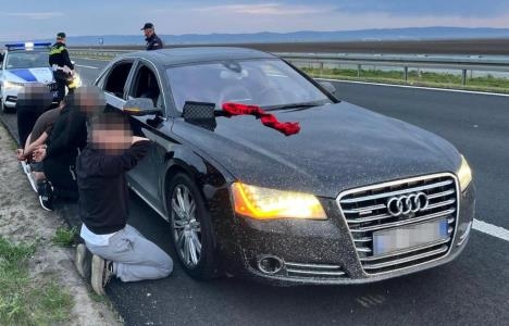Mediat serbe raportojnë për arrestimin e katër shqiptarëve në Serbi, publikuan pamje me bluzat “Shqipëri Etnike”