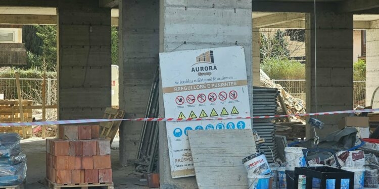 Komuna e Mitrovicës ua vendos shiritat punimeve të kompanive ndërtimore “Aurora Group” dhe “Premium Home”