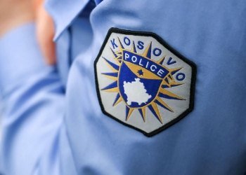 Pejani thyen derën e banesës së një gruaje dhe tenton t’i vërë flakën, arrestohet nga policia