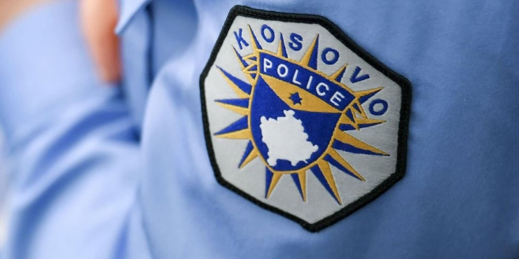 Pejani thyen derën e banesës së një gruaje dhe tenton t’i vërë flakën, arrestohet nga policia