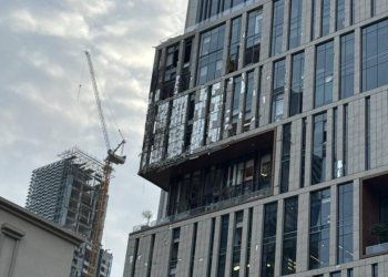 Dubai sërish në shënjestër, droni iranian godet Qendrën Ndërkombëtare Financiare