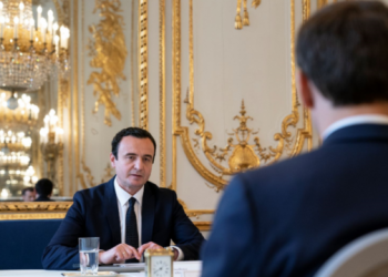 Kurti udhëton drejt Francës, ka drekë pune me Macronin