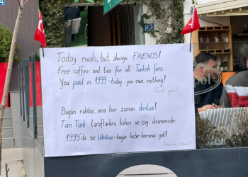 Prishtina mirëpret tifozët turq me kafe falas para ndeshjes vendimtare