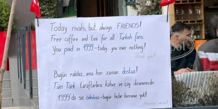 Prishtina mirëpret tifozët turq me kafe falas para ndeshjes vendimtare
