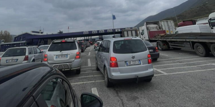 Ndeshja ndaj Turqisë, shqiptarët nisen drejt Kosovës – kolona të gjatë në Morinë