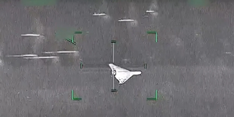 Emiratet e Bashkuara Arabe publikojnë video të mbrojtjes ajrore që lokalizojnë dhe shkatërrojnë dronë iranian