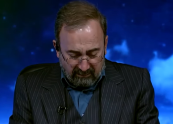 Prezantuesit të televizionit shtetëror në Iran i duhet të qajë teksa njofton vdekjen e Khameneit