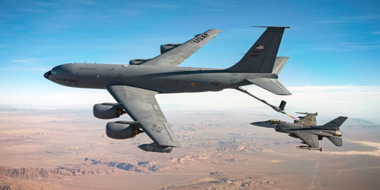 Rrëzohet në Irak aeroplani amerikan i furnizimit me karburant