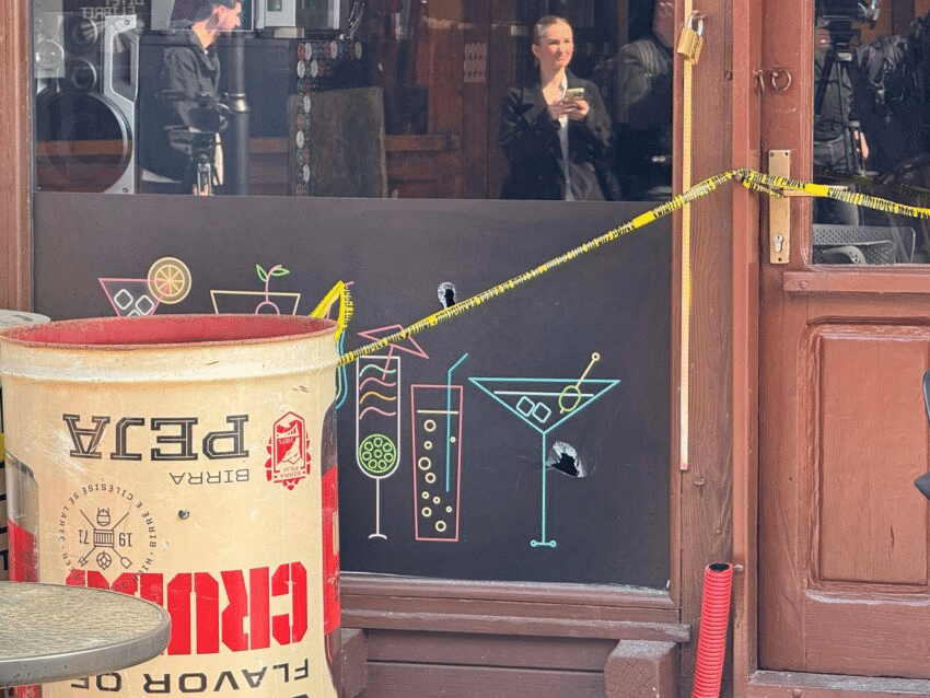 Në lokalin e Gjakovës shihen shenjat e plumbave